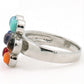 Bague argentée montrant les couleurs des chakras