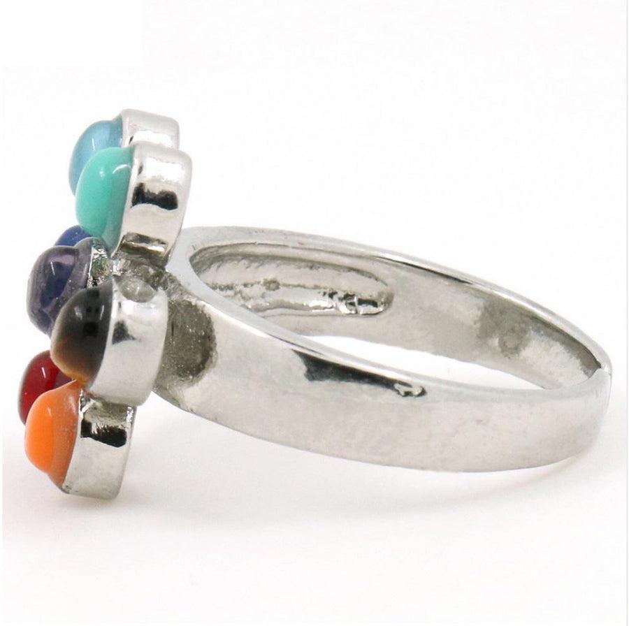 Bague argentée montrant les couleurs des chakras