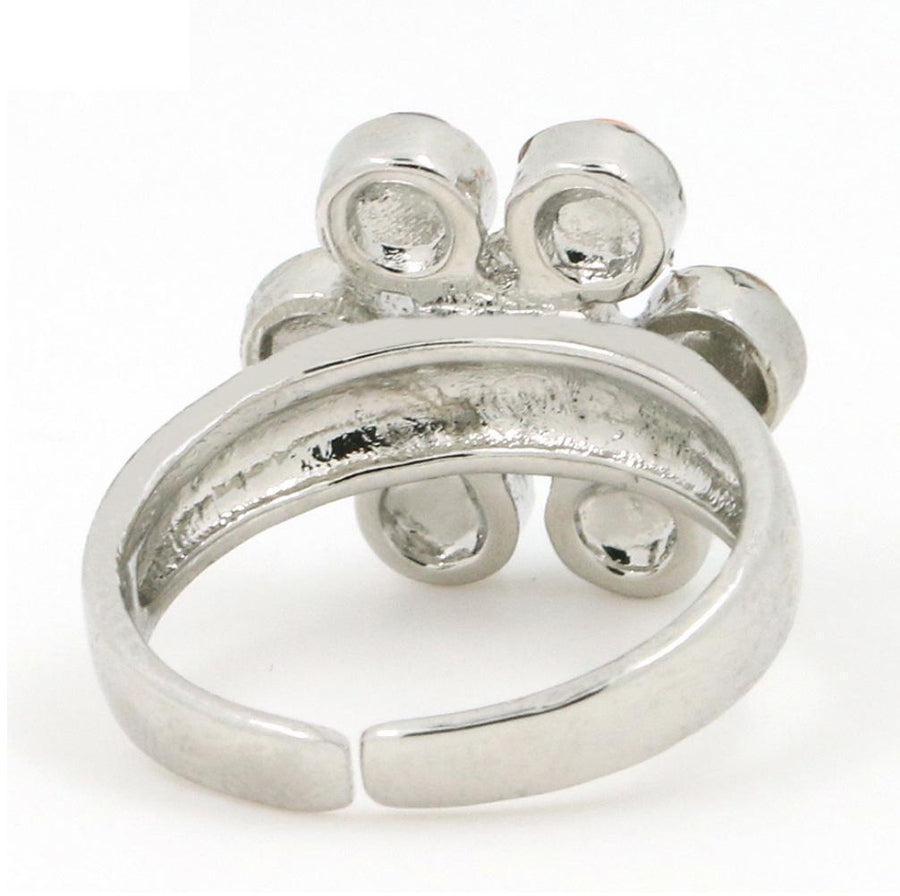 Gros plan sur les pierres équilibrantes de la bague