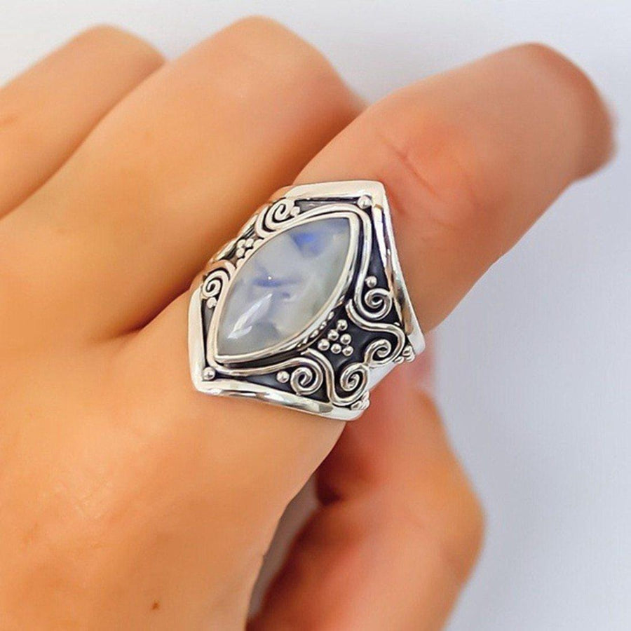 Bague avec pierre ovale bleue sur fond blanc