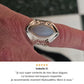 Gros plan sur la pierre cabochon bleue de la bague