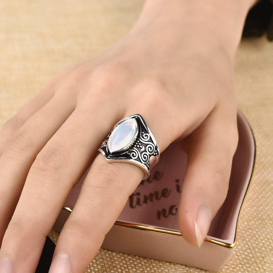 Bague posée sur une surface en bois clair