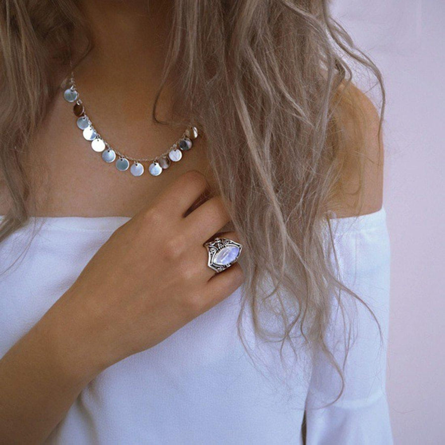 Bague portée sur un doigt, lumière naturelle