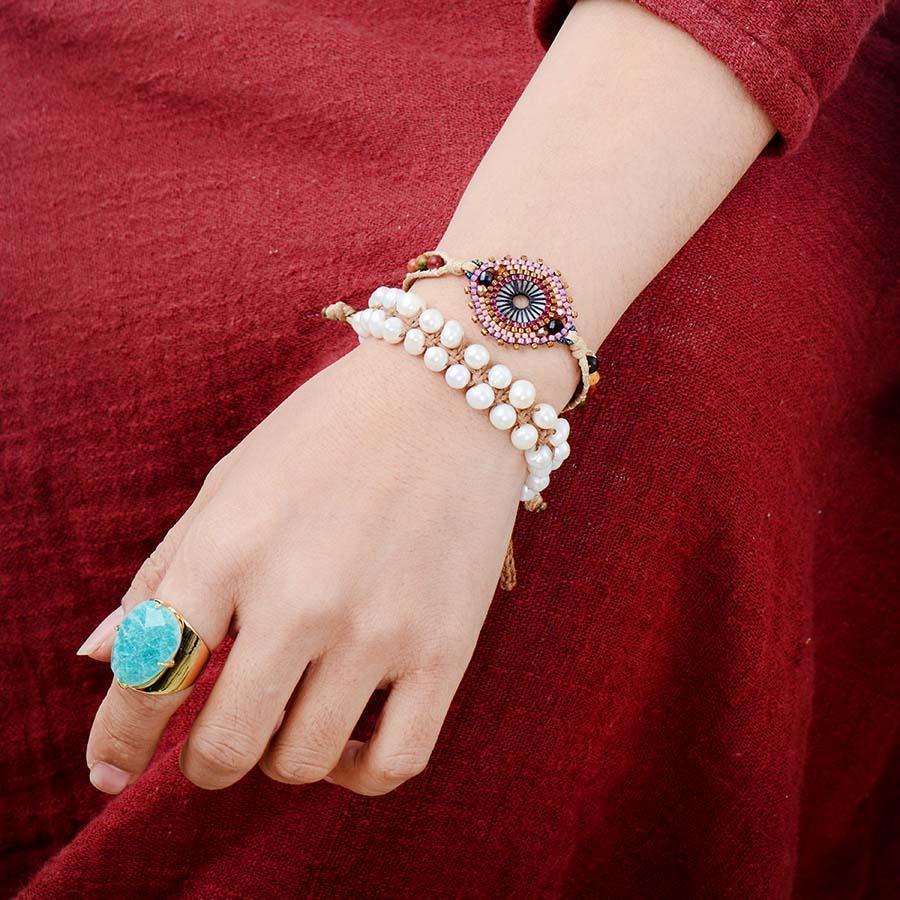 Bague en Amazonite cabochon sur fond blanc