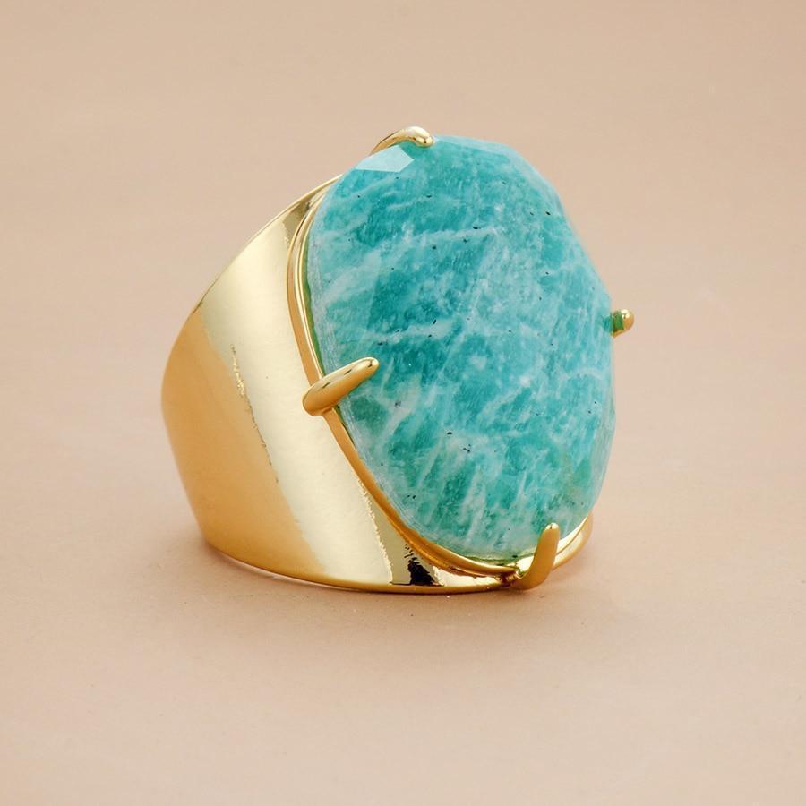 Gros plan sur la pierre d'Amazonite facettée