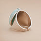 Détail de la monture dorée de la bague Amazonite