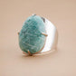Bague Amazonite posée sur une surface en bois