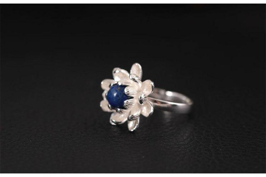 Vue rapprochée de la perle de lapis lazuli sur la bague