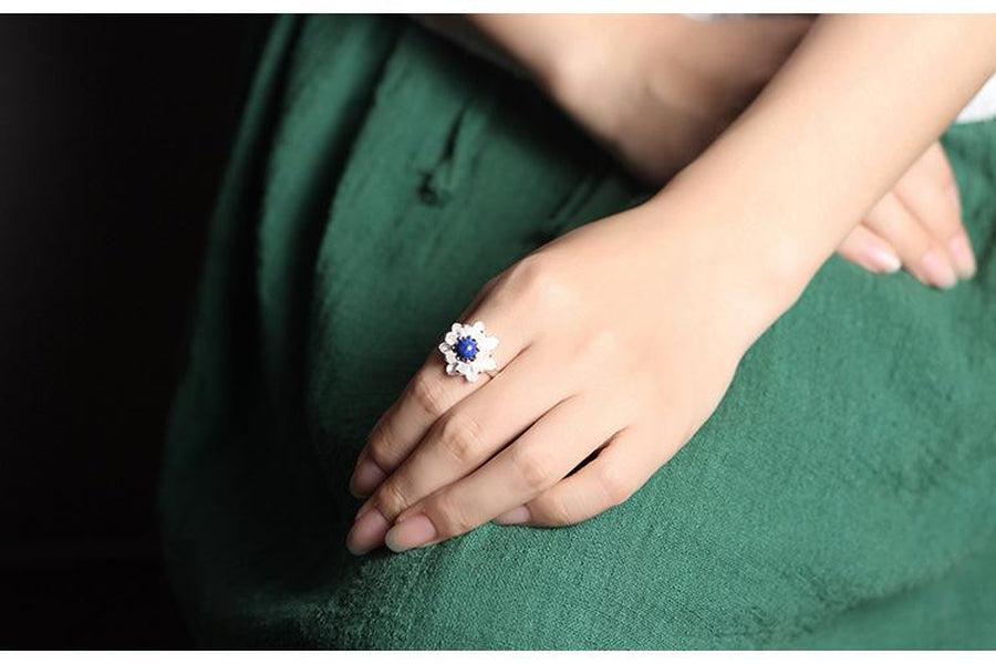Détail du motif lotus en argent sur la bague