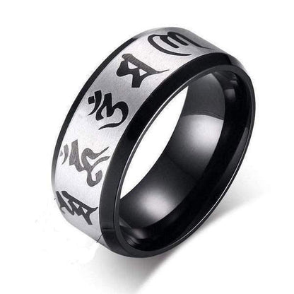 Gros plan sur l'inscription en relief de la bague mantra