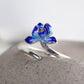 Vue rapprochée de la fleur de lotus en émail sur la bague