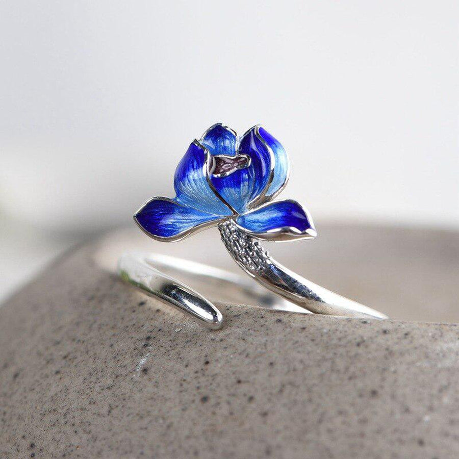 Vue rapprochée de la fleur de lotus en émail sur la bague