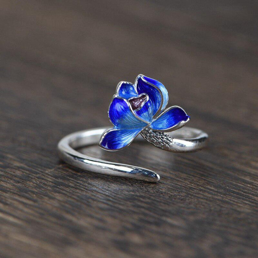 Vue d'ensemble de la bague fleur de lotus sur fond neutre