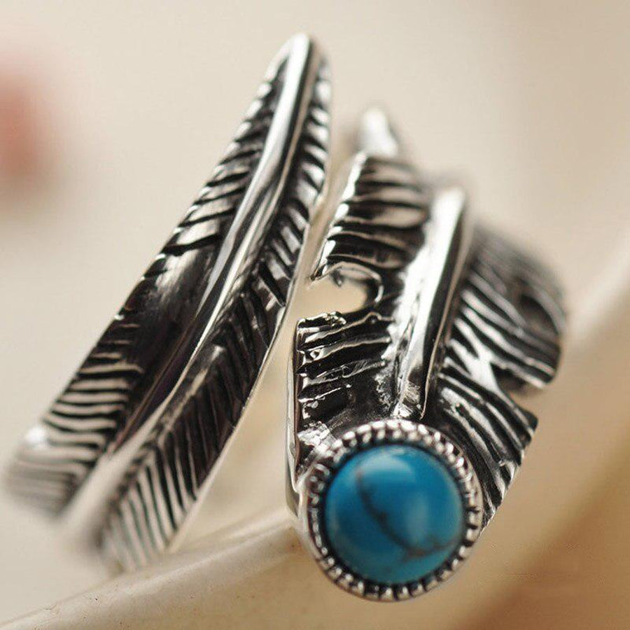 Détail du motif plume sur bague argentée réglable