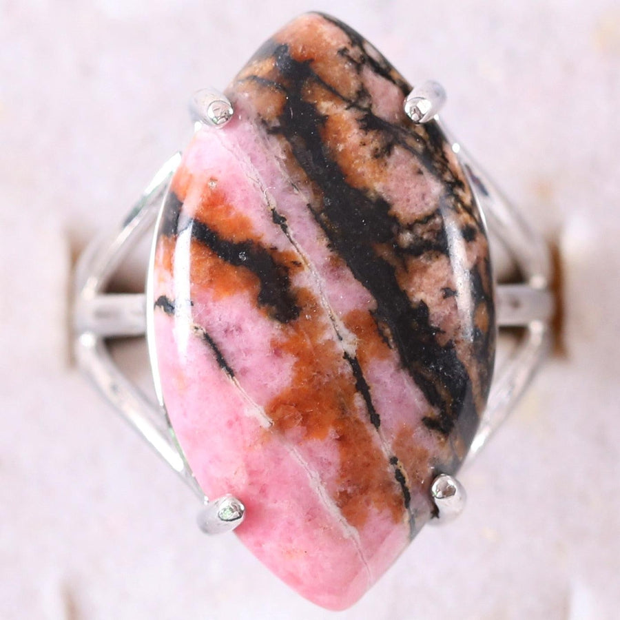 Vue rapprochée d'une bague ajustable en Rhodonite