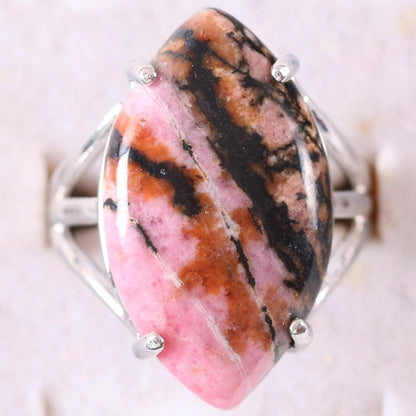 Vue rapprochée d'une bague ajustable en Rhodonite