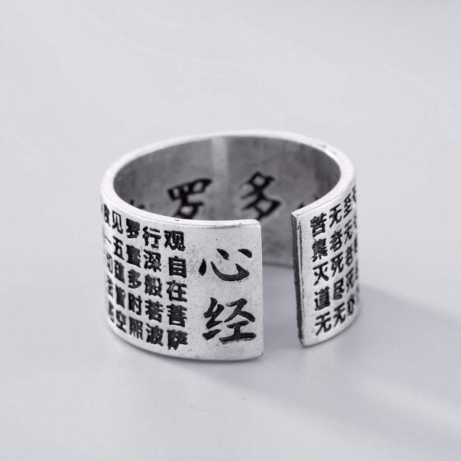 Vue rapprochée des caractères chinois gravés sur la bague