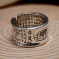 Bague en argent avec gravure de caractères noirs