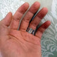 Détail des caractères chinois sur la bague argentée