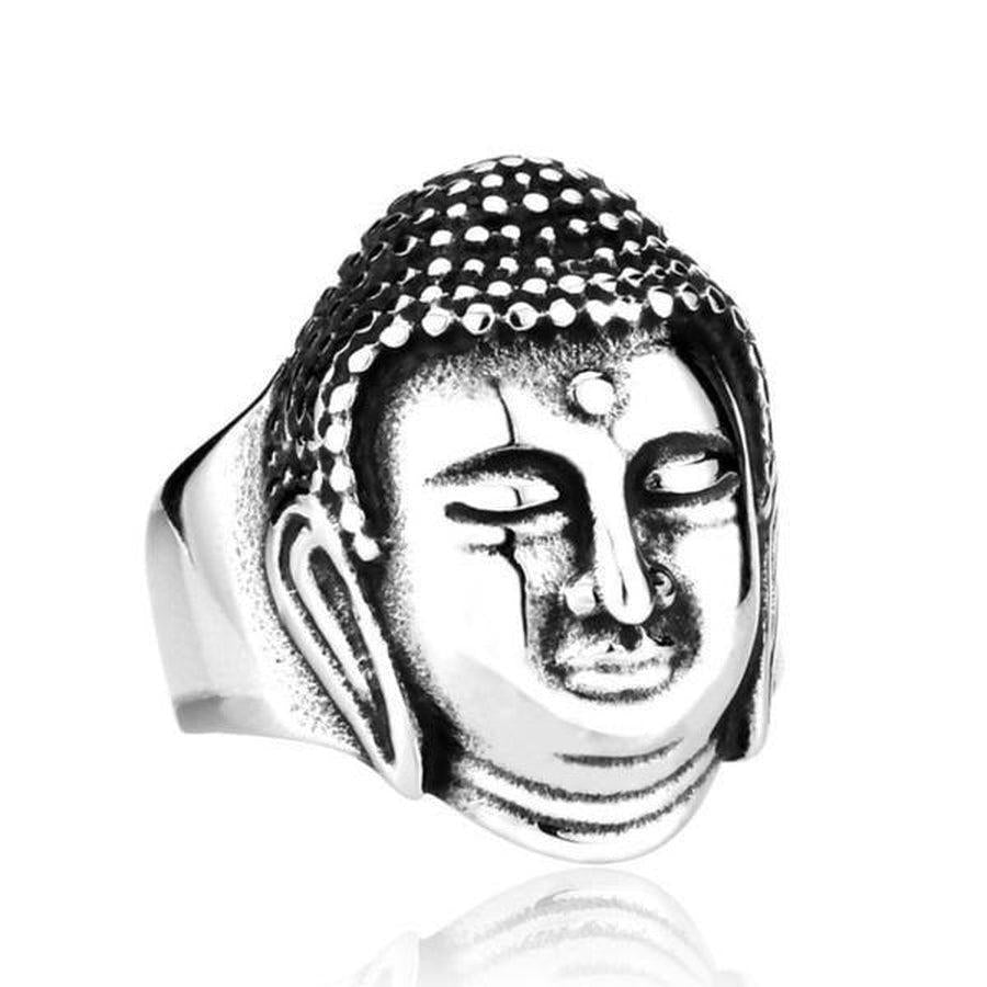 Bague Bouddha posée sur une surface en bois, vue de dessus