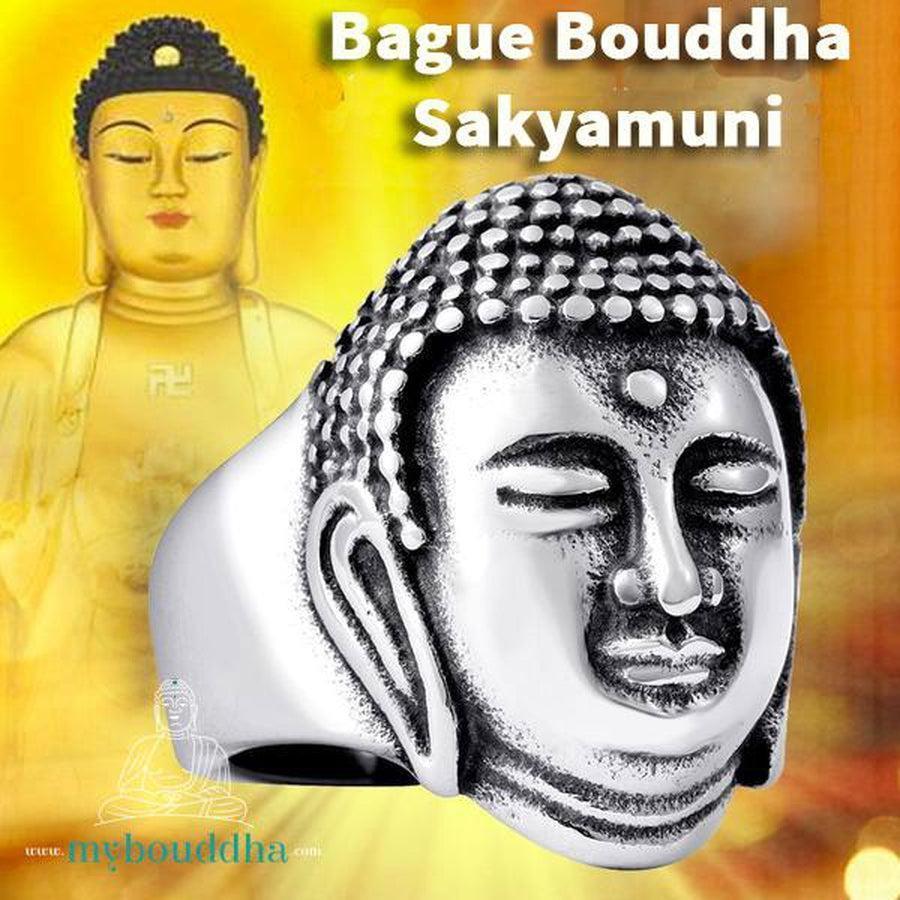 Gros plan sur la tête de Bouddha en argent de la bague