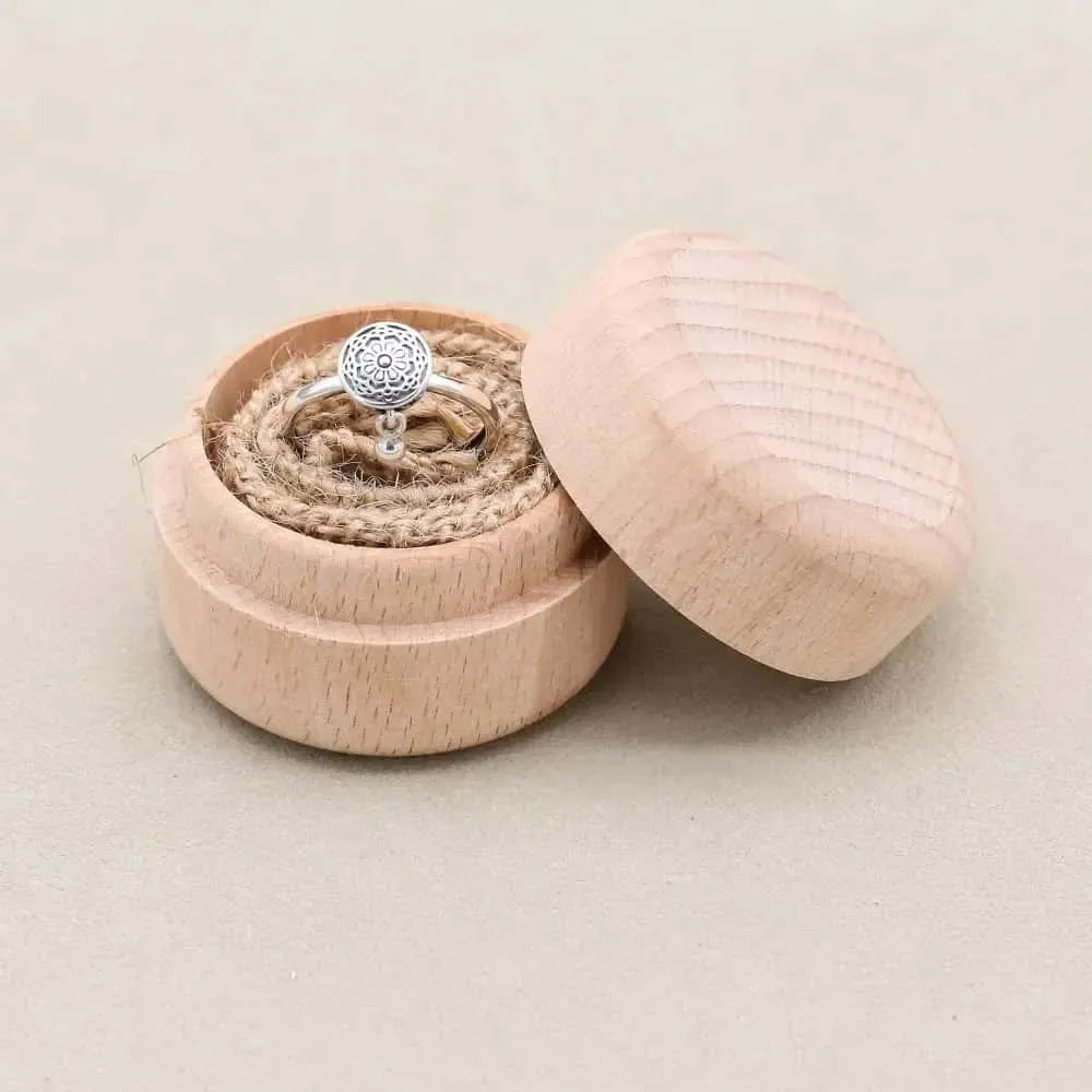 Vue de profil de la bague tibétaine avec détails gravés