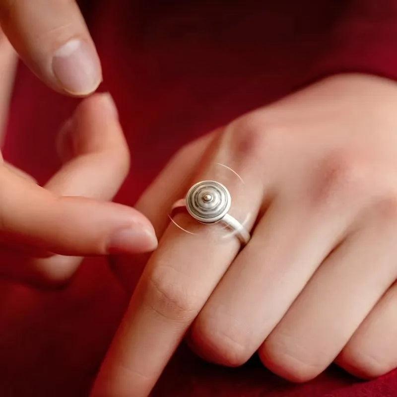 Vue rapprochée de la gravure lotus sur bague argentée