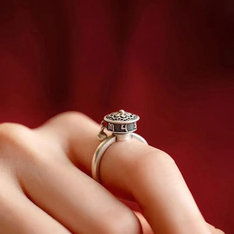Détail du cylindre rotatif sur bague anti-stress tibétaine