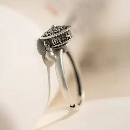 Bague argentée montrant le médaillon central et gravures