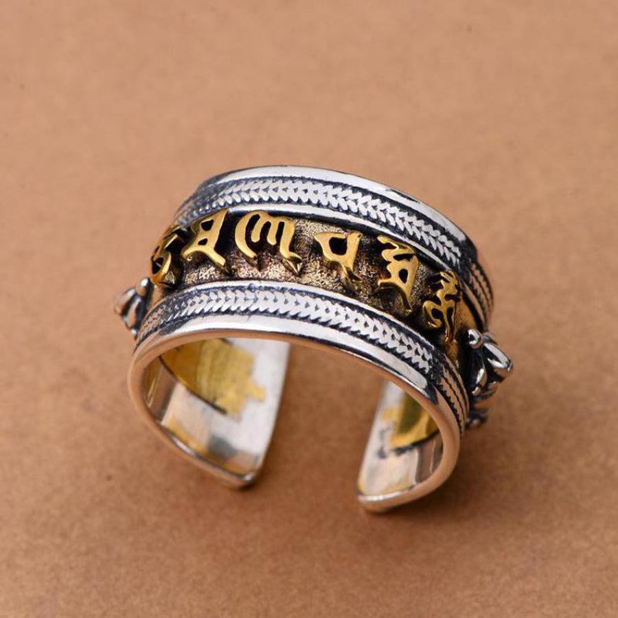 Bague en argent avec mantra bouddhiste en relief