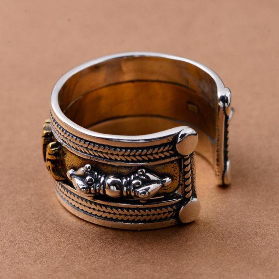 Vue rapprochée du texte Om Mani Padme Hum sur la bague