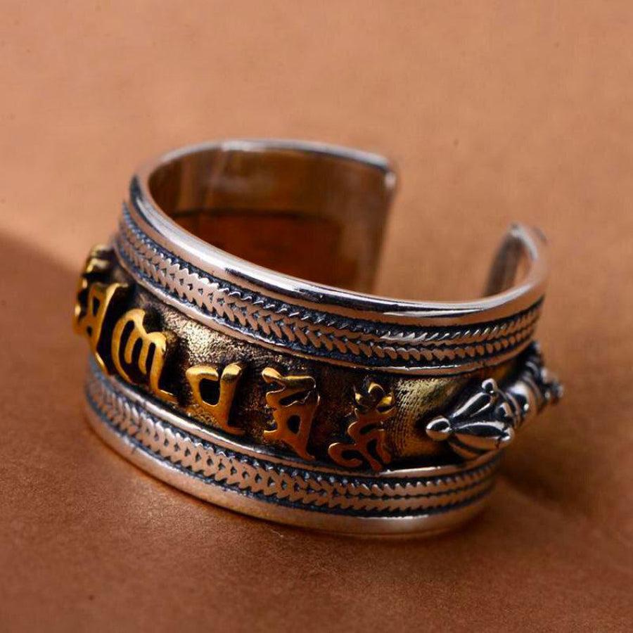 Vue d'ensemble de la bague tibétaine avec inscription