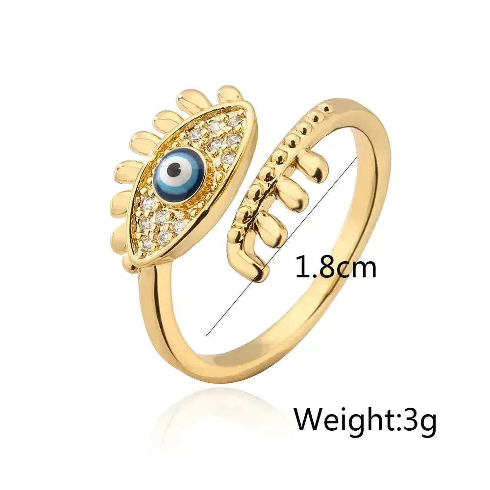 Bague dorée avec œil bleu et strass en gros plan