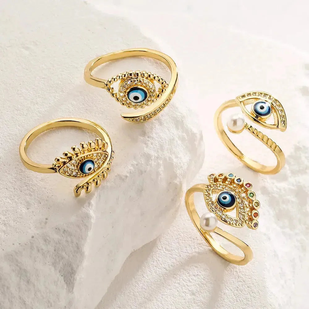 Détail du motif œil bleu entouré de strass scintillants