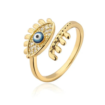 Vue rapprochée de la texture et des strass de la bague