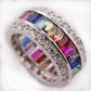 Bague sertie de pierres précieuses multicolores sur fond blanc