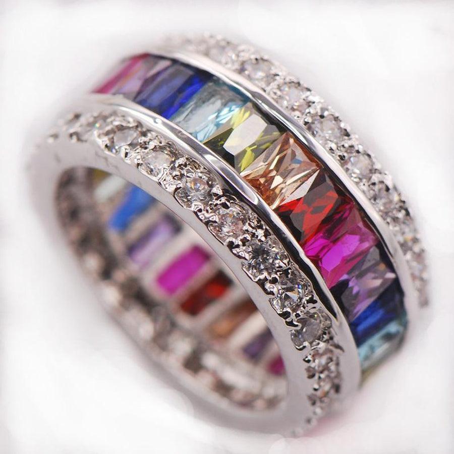 Bague sertie de pierres précieuses multicolores sur fond blanc