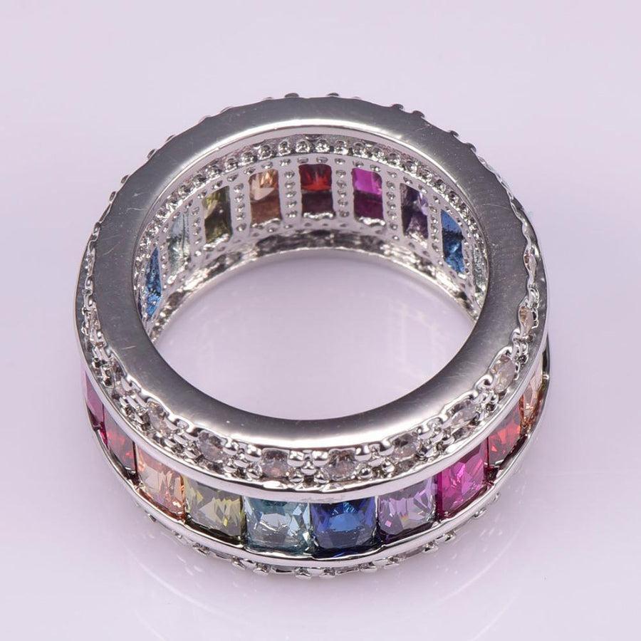 Vue rapprochée des pierres rubis et topaze sur la bague