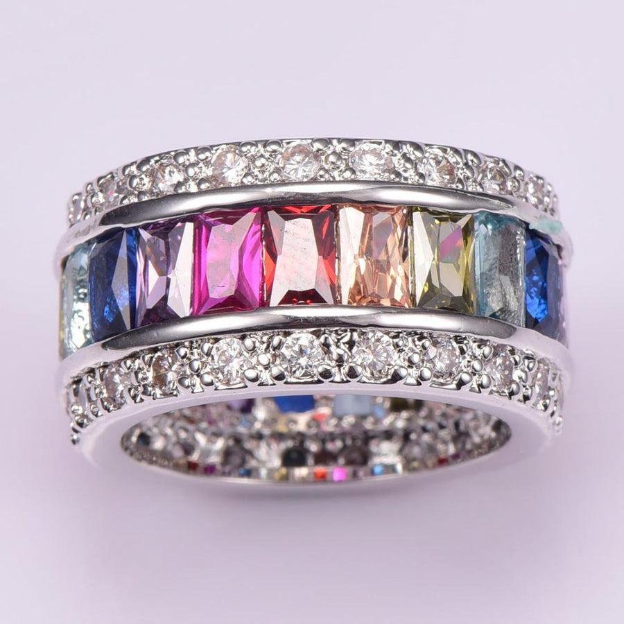 Détail des zircons entourant les pierres colorées de la bague