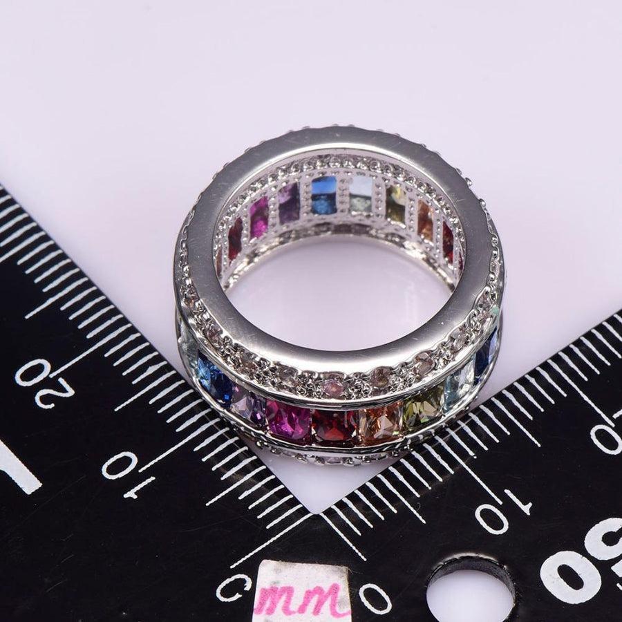 Bague montrée de profil, révélant l'éclat des améthystes