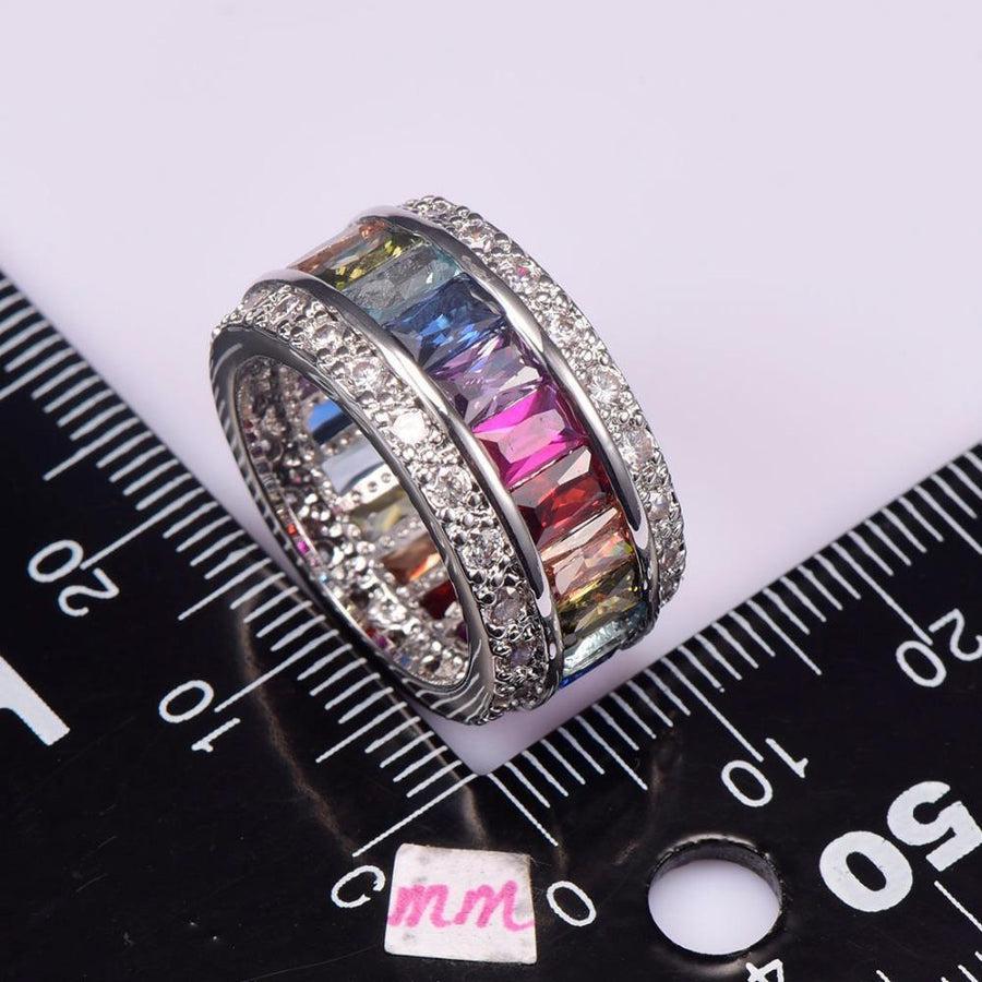 Gros plan sur les morganites bleues et grenats de la bague