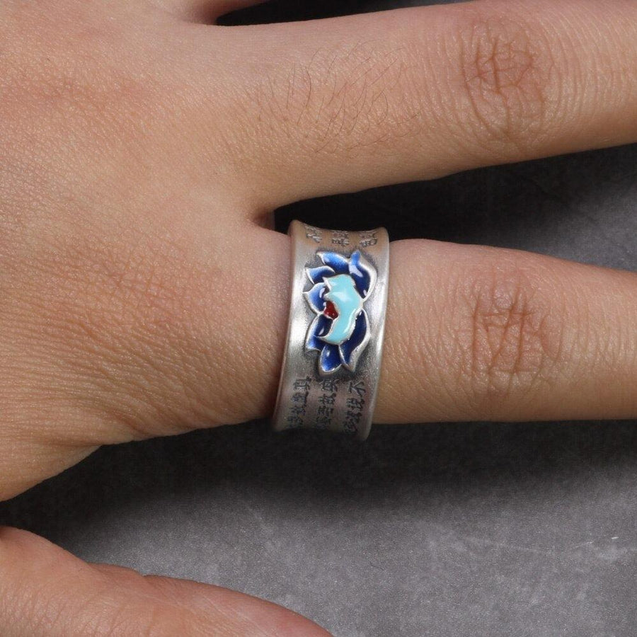 Vue rapprochée de la bague avec poisson en émail coloré
