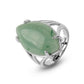 Gros plan sur une bague en pierre de malachite, monture ajustable