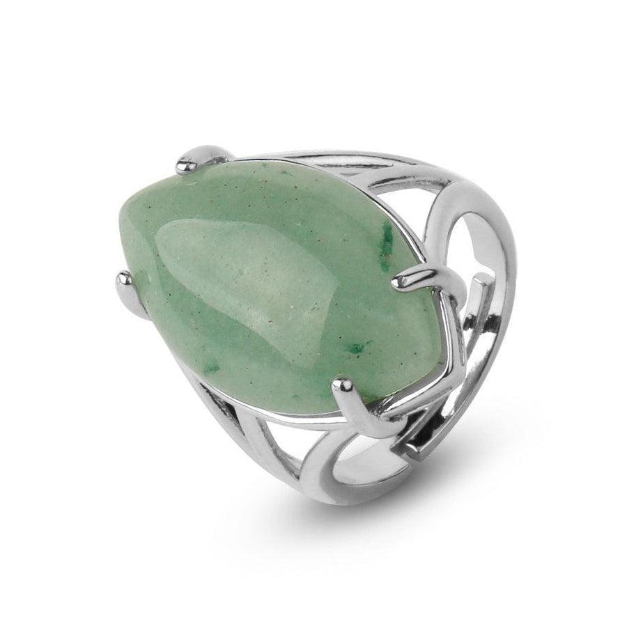 Gros plan sur une bague en pierre de malachite, monture ajustable