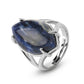 Bague en pierre de cornaline, mise en valeur sur fond neutre