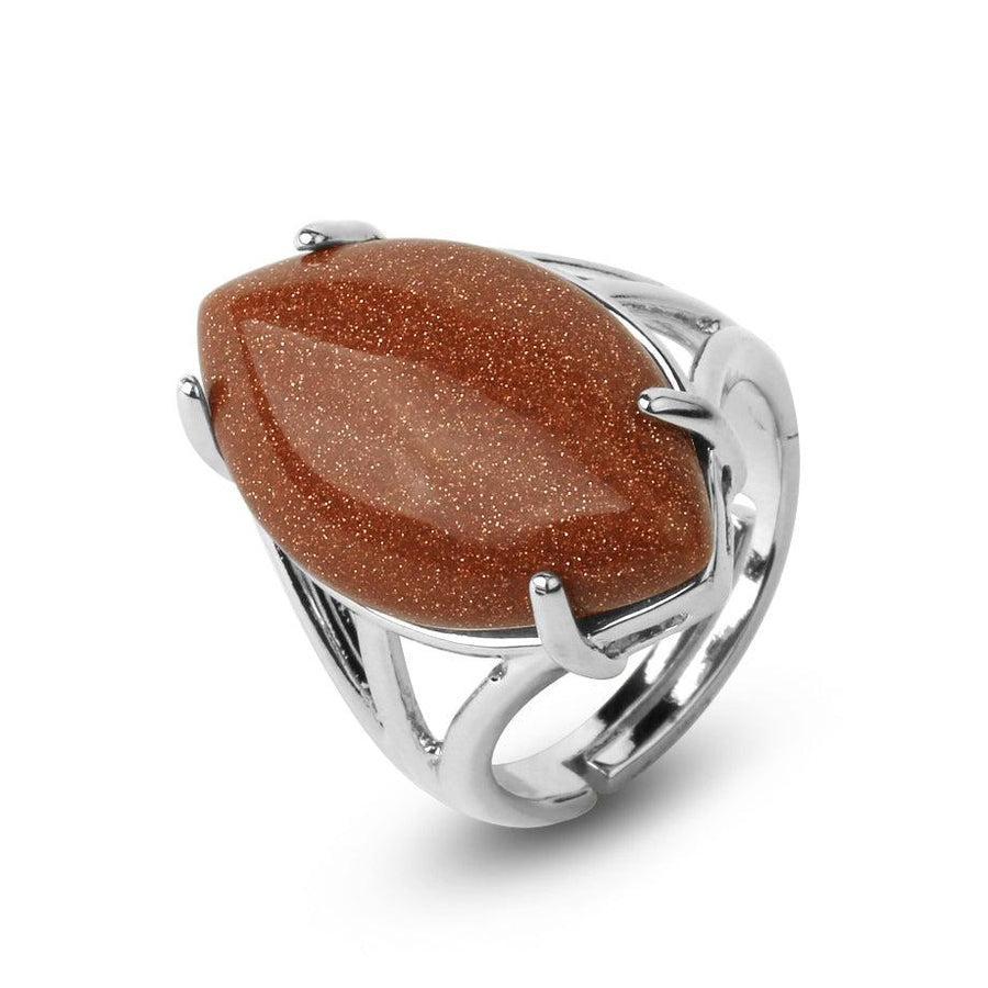 Vue rapprochée d'une bague en pierre de grenat, monture élégante