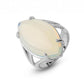 Bague en pierre de citrine, mise en scène sur fond clair