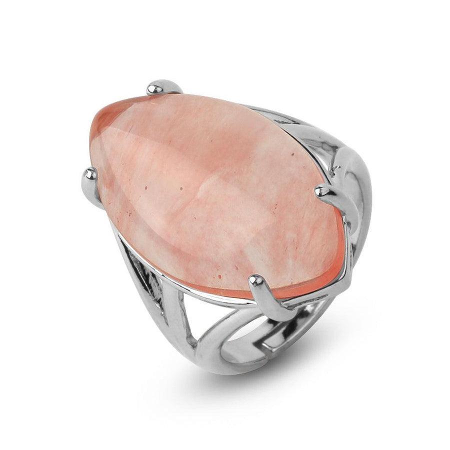 Détail d'une bague en pierre de topaze, monture griffée