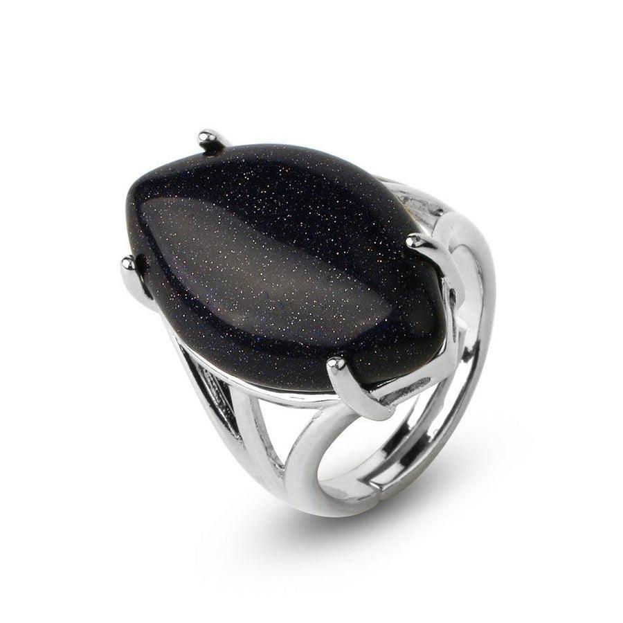Gros plan sur une bague avec pierre turquoise ovale