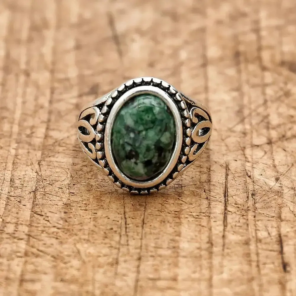 Pierre de sable bleue sur bague, vue de profil